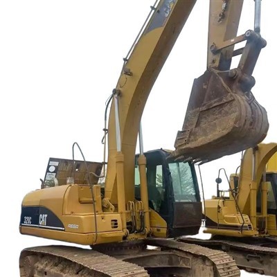 تستخدم حفارة زاحفة CAT 320C