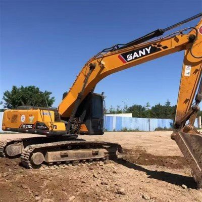 تستخدم حفارة زاحفة ساني SY215C
